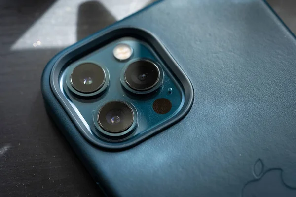 Yeni iPhone maksimum 12, Pasifik mavisi