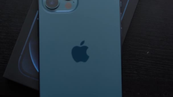 Nieuwe Iphone Pro Max Pacific Blauwe Kleur — Stockvideo