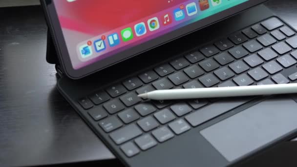 Apple Ipad Pro 2020 Pulgadas Con Teclado Mágico Lápiz Apple — Vídeo de stock