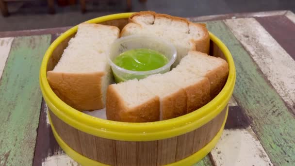Tay Buharı Sangkaya Pandan Kaya Ekmeği Ünlü Tayland Restoranında Tatlı — Stok video