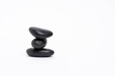 Zen kavramı: beyaz arkaplanda sıralanmış taşlar