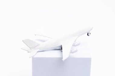 Metin için kopyalama alanı olan minyatür uçak beyazda izole edildi