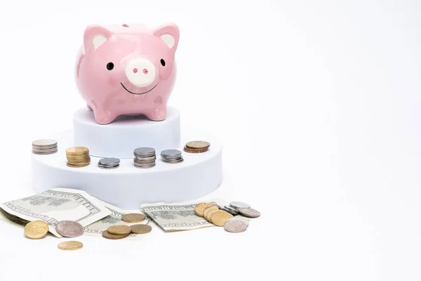 Piggy Bank Met Verspreide Munten Witte Achtergrond — Stockfoto