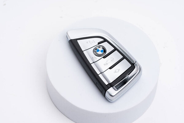Ключ от автомобиля BMW для бесключевого запуска на белом фоне