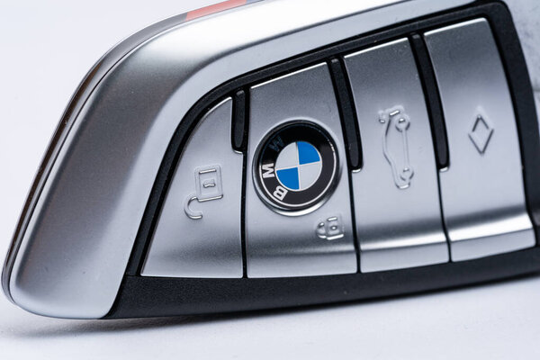 Ключ от автомобиля BMW для бесключевого запуска на белом фоне
