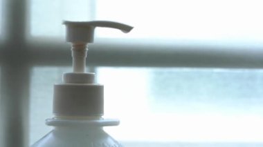 Covid19 enfeksiyonunu önlemek için el masajı yapan bir adam.