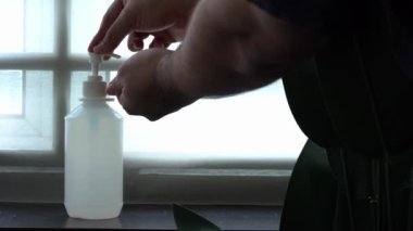 Covid19 enfeksiyonunu önlemek için el masajı yapan bir adam.