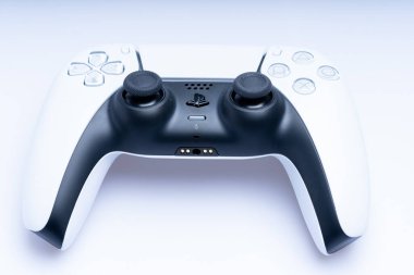 Beyaz arkaplanda Playstation 5 Çift Duyulu denetleyici
