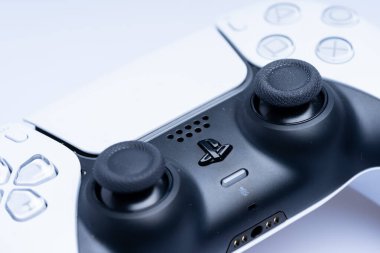 Beyaz arkaplanda Playstation 5 Çift Duyulu denetleyici