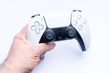 Beyaz arkaplanda Playstation 5 Çift Duyulu denetleyici