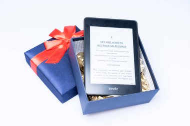 Amazon Kindle Kağıt Beyazı 2019 hafif ve su geçirmez Amazon e-kitap okuyucusu.