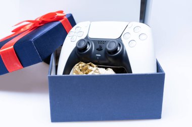 Playstation 5 DualSense kumandası hediye kutusunda sunuluyor. Erkekler ve çocuklar için uygun bir hediye.