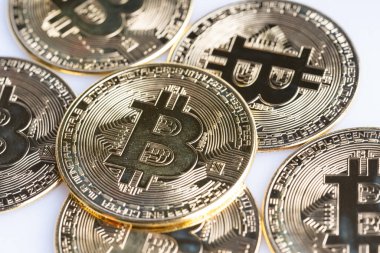 Kripto para yatırımı konsepti. Beyaz arkaplanda Bitcoin kopyası