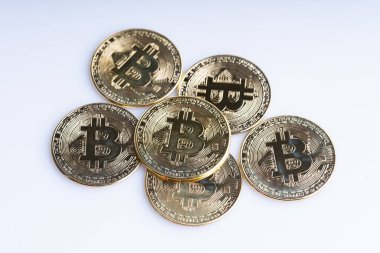 Kripto para yatırımı konsepti. Beyaz arkaplanda Bitcoin kopyası