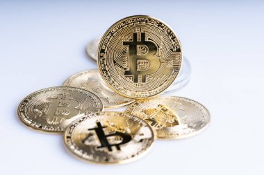 Kripto para yatırımı konsepti. Beyaz arkaplanda Bitcoin kopyası