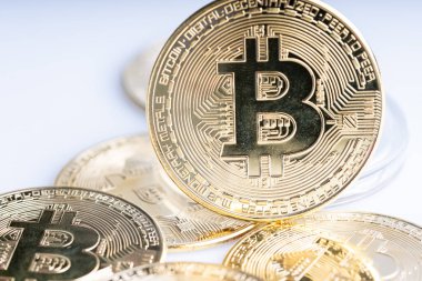 Kripto para yatırımı konsepti. Beyaz arkaplanda Bitcoin kopyası