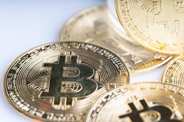 Kripto para yatırımı konsepti. Beyaz arkaplanda Bitcoin kopyası