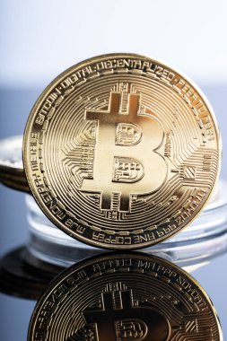 Kripto para yatırımı konsepti. Beyaz arkaplanda Bitcoin kopyası