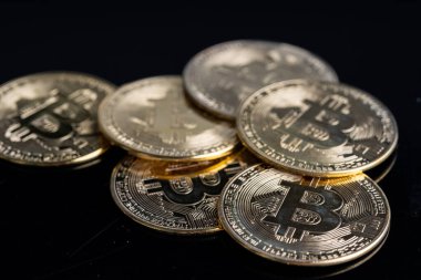 Kripto para yatırımı konsepti. Beyaz arkaplanda Bitcoin kopyası