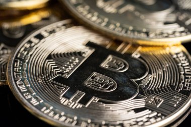Kripto para yatırımı konsepti. Beyaz arkaplanda Bitcoin kopyası