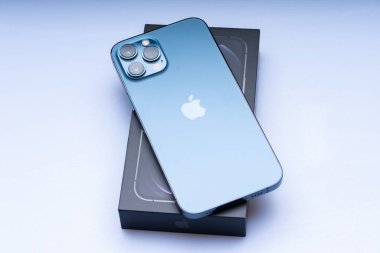 Yeni iPhone maksimum 12, Pasifik mavisi