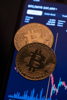 Kripto para yatırımı konsepti. Beyaz arkaplanda Bitcoin kopyası