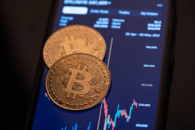 Kripto para yatırımı konsepti. Beyaz arkaplanda Bitcoin kopyası