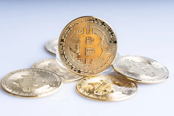 Kripto para yatırımı konsepti. Beyaz arkaplanda Bitcoin kopyası