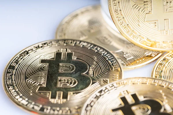 Kripto para yatırımı konsepti. Beyaz arkaplanda Bitcoin kopyası