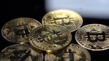 Kripto para yatırımı konsepti. Siyah arkaplanda Bitcoin kopyası