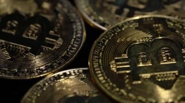 Kripto para yatırımı konsepti. Siyah arkaplanda Bitcoin kopyası