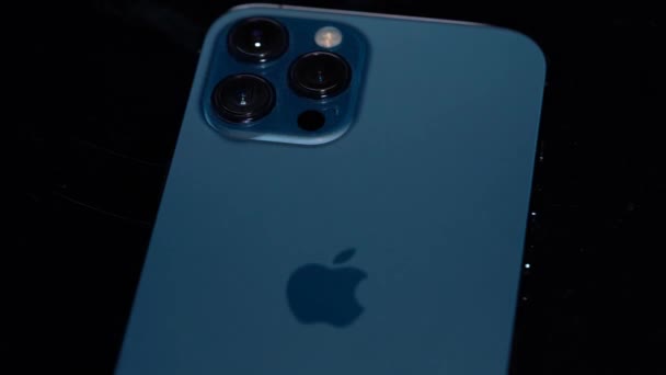 新Iphone Pro Max Pacific Blue Color — 图库视频影像