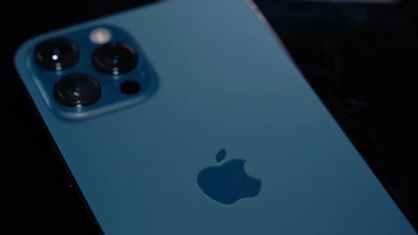 Novo Iphone Pro Max Cor Azul Pacífico — Vídeo de Stock