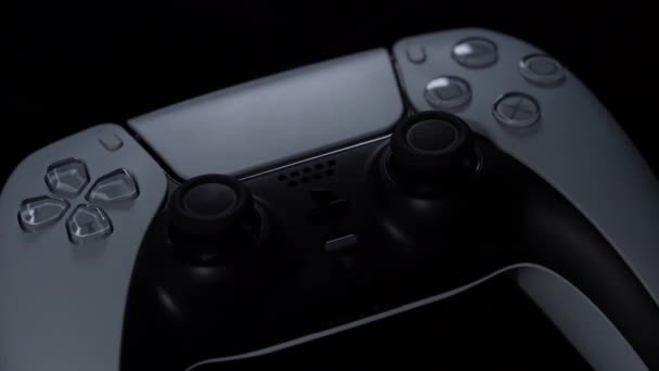 Playstation Dualsense Контроллер Черном Фоне — стоковое видео