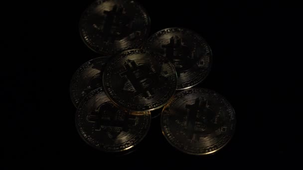加密货币投资概念 黑色背景的比特币复制品 — 图库视频影像