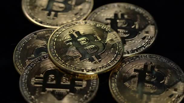 Cryptogeld Investering Concept Bitcoin Replica Zwarte Achtergrond — Stockvideo