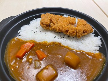 Japon tavuk katsu körili pilavı.