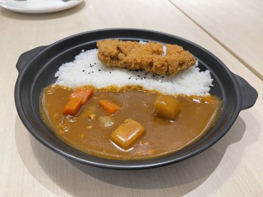 Japon tavuk katsu körili pilavı.