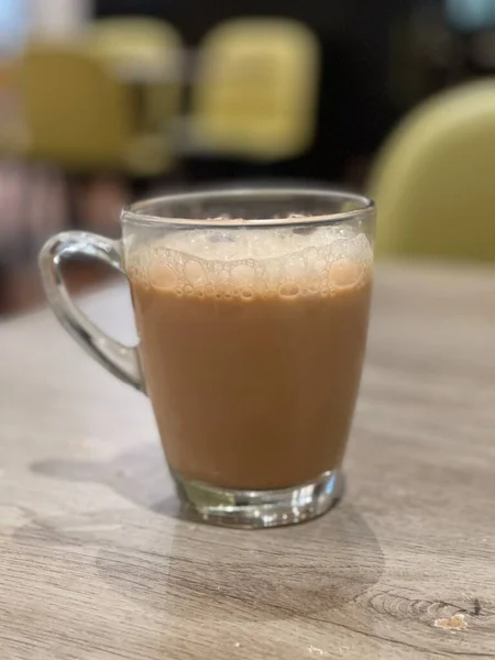 Segelas Teh Tarik Atau Teh Susu Atas Meja — Stok Foto