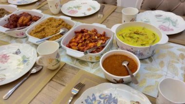 Geleneksel Malezya yemekleri, lemang, ketupat, ketupat palas ve diğerleri bayram bayramında veya Hari Raya Aidilfitri kutlaması sırasında yenir. Köri ya da rendang ile birlikte yiyin..