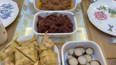 Geleneksel Malezya yemekleri, lemang, ketupat, ketupat palas ve diğerleri bayram bayramında veya Hari Raya Aidilfitri kutlaması sırasında yenir. Köri ya da rendang ile birlikte yiyin..