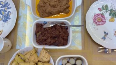 Geleneksel Malezya yemekleri, lemang, ketupat, ketupat palas ve diğerleri bayram bayramında veya Hari Raya Aidilfitri kutlaması sırasında yenir. Köri ya da rendang ile birlikte yiyin..