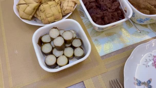 マレーシアの郷土料理 レマン ケツパト ケツパパラスなどは イードムバラクやハリ アイディルフィトリのお祝いとして知られています カレーやレンダンと一緒に食べる — ストック動画