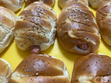 Sosisli sandviç ya da sarı tepside sosisli çörek.