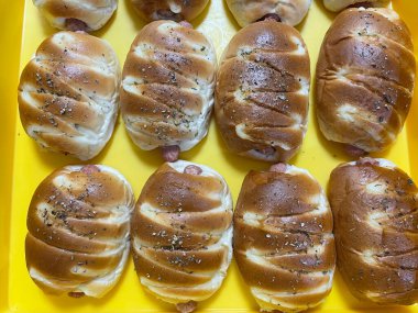 Sosisli sandviç ya da sarı tepside sosisli çörek.