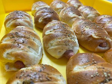 Sosisli sandviç ya da sarı tepside sosisli çörek.