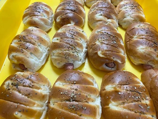 Sosisli sandviç ya da sarı tepside sosisli çörek.