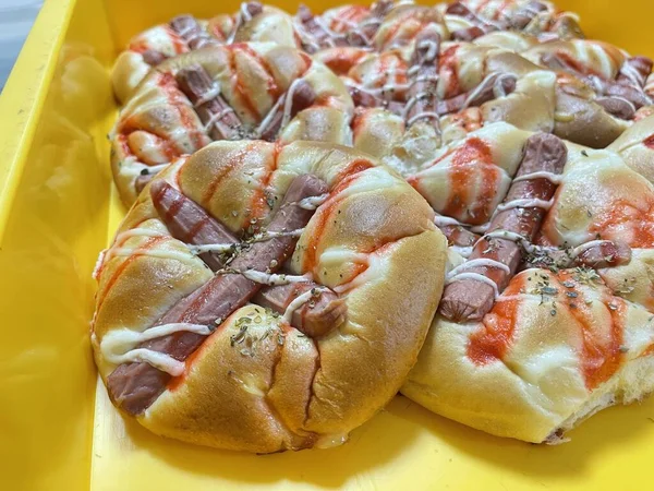 Mini Sausage Hotdog Pizza Yellow Tray — ストック写真