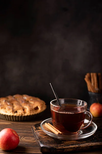 Μηλόπιτα Κανέλα Και Ζεστό Μαύρο Τσάι Ξύλινο Τραπέζι — Φωτογραφία Αρχείου