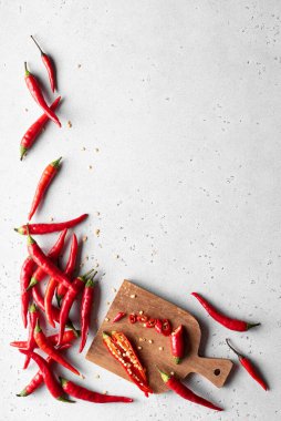 Beyaz bir masada kırmızı kırmızı biber, üst manzara.